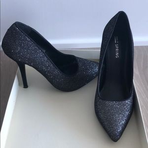 Size 6 Call it Spring heels shiny black